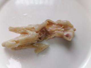 9、无骨鸡爪,将大骨头和小骨头去除掉