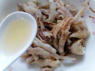 12、无骨鸡爪,加入一勺米醋