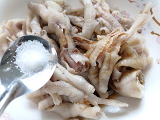 13、无骨鸡爪,加入少许盐调味