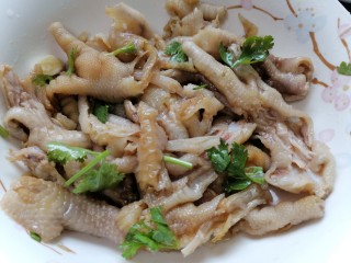 15、无骨鸡爪,放入香菜、蒜片、热油并搅拌均匀(喜欢吃辣的可以直接放辣酱)