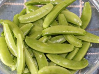 3、腊肉炒甜豆,洗干净沥干一下水