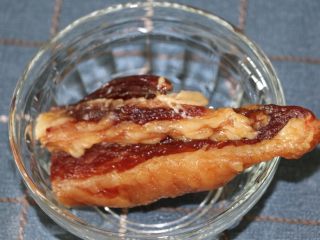 4、腊肉炒甜豆,腊肉，很好的腊肉，肥瘦相间