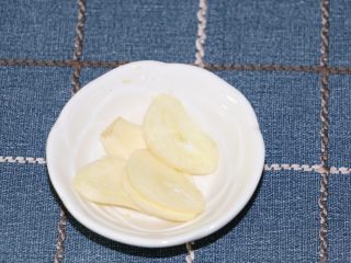 6、腊肉炒甜豆,蒜头切片哦