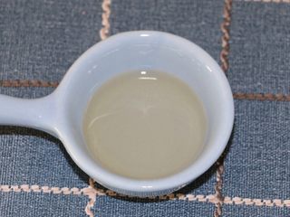 7、腊肉炒甜豆,准备一下料酒