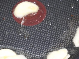 10、腊肉炒甜豆,锅里的油用来爆蒜头