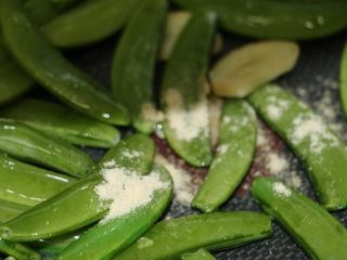 12、腊肉炒甜豆,下鸡粉