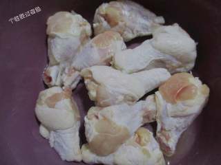 1、红烧翅根,鸡腿洗净，用水加一勺料酒浸泡十几分钟