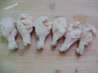 3、红烧翅根,取出鸡翅根，冲洗干净后控水待用