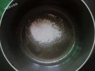 6、红烧翅根,锅内放入一勺油，放入1勺白糖小火炒化