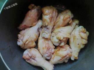 7、红烧翅根,颜色接近棕红色时有泡泡冒出即可把翅根放入翻炒上色