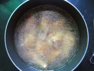 8、红烧翅根,添加开水，水的量一般是刚刚没过翅根。调入老抽、生抽、蚝油和盐