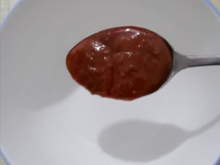 1、凉拌豆腐,豆瓣酱放入碗里