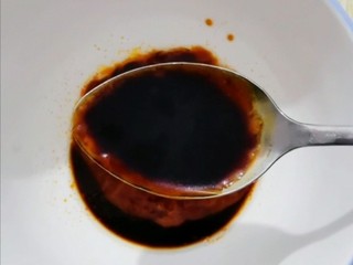 4、凉拌豆腐,生抽一小勺