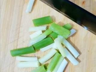 5、凉拌豆腐,小葱切段备用