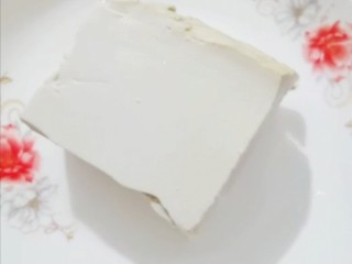 6、凉拌豆腐,豆腐放入盆里