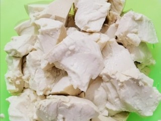 7、凉拌豆腐,用手掰成块