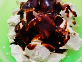 8、凉拌豆腐,浇上调好的汁