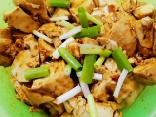 9、凉拌豆腐,撒上葱花搅拌均匀即可