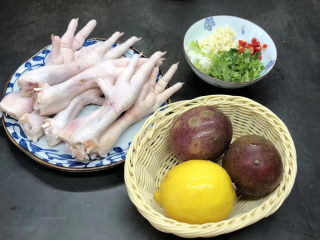 1、百香果柠檬鸡爪,准备好所有食材