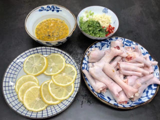 2、百香果柠檬鸡爪,鸡爪一开二，柠檬和其他配料切好