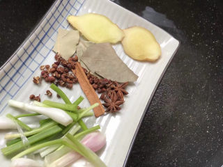 3、百香果柠檬鸡爪,锅中倒入清水加入调料，姜片，香叶，花椒粒，桂皮，小葱，料酒1勺