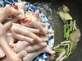 4、百香果柠檬鸡爪,开锅后倒入鸡爪