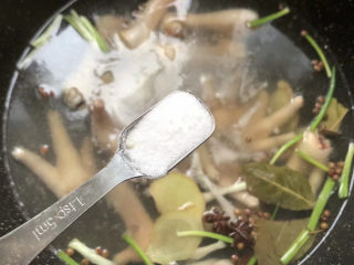 5、百香果柠檬鸡爪,加入一勺盐煮4分钟捞出鸡爪