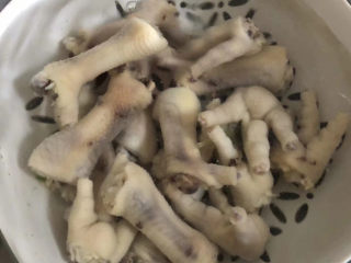 6、百香果柠檬鸡爪,过凉水，这一步的目的是为了让鸡爪更脆