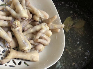 7、百香果柠檬鸡爪,然后再次倒入锅中煮3分钟捞出过冷水