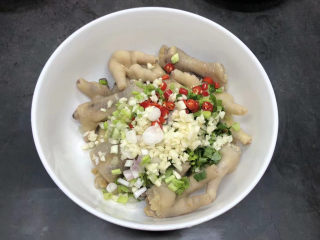 8、百香果柠檬鸡爪,加入蒜末和小辣椒，香菜