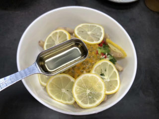 11、百香果柠檬鸡爪,加入米醋1勺