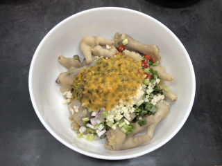 9、百香果柠檬鸡爪,倒入百香果汁