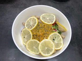 10、百香果柠檬鸡爪,加入柠檬片