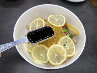 12、百香果柠檬鸡爪,加入生抽2勺