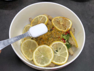 14、百香果柠檬鸡爪,加入盐约5克