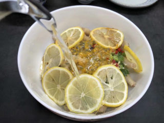 15、百香果柠檬鸡爪,加入一点矿泉水