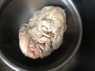 1、九转大肠,猪大肠用清水泡半天，然后用盐水揉洗两遍，有一遍是从里到外翻过来，顺便清理掉多余的油脂。
