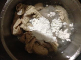 2、九转大肠,接着放面粉揉洗两遍。然后放一勺醋揉洗一遍。话说一边洗一边思维就发散了。就想到好像有的疫苗药品会用猪作实验，猪和人有相近处，那人大肠是不是也可以这么做呢？然后就想起汉尼拔、李大嘴，终于在想到满江红的时候觉得一万只草泥马从脑海里奔腾而过，我这是在琢磨什么呀！