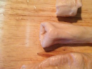 3、九转大肠,洗干净以后套肠，把一端从内翻进去与另一端相会。然后隔一厘米用牙签扎一下，要扎透。翻肠这个活儿一方面有点恶心，一方面有点儿好玩，特别是想到汉尼拔的时候，好吧，我承认我有点恶趣味，滑溜溜的翻呀翻。