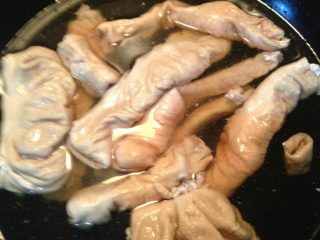 4、九转大肠,将套好的大肠放在清水里，加料酒大火煮十分钟