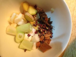 5、九转大肠,这功夫准备调料吧，调料一：葱段、姜片、蒜片、八角、桂皮、花椒