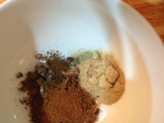 7、九转大肠,调料三：将砂仁碾粉（专门去药店买了半两），肉桂粉，胡椒粉