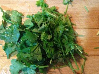 8、九转大肠,调料四：香菜洗净切末，别剁太碎