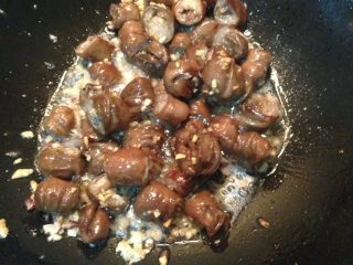 12、九转大肠,在锅内放白糖，小火煸炒，炒出糖色后放大肠进去