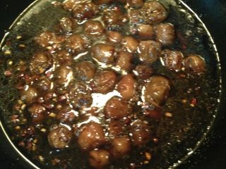 14、九转大肠,加清水、酱油、花椒油，大火煮开后转小火煨十五分钟