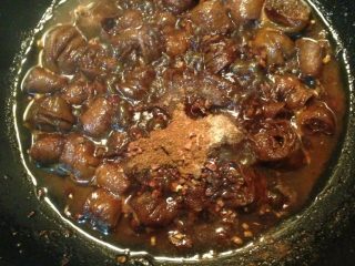 15、九转大肠,加调料三、水淀粉、盐大火翻炒