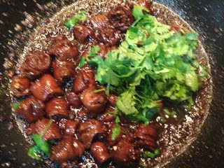 16、九转大肠,汁儿稠时加香菜翻炒