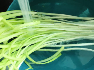 1、韭黄炒虾仁,韭黄冲洗干净。