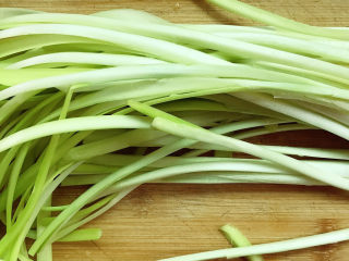 2、韭黄炒虾仁,控干水分