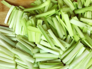 3、韭黄炒虾仁,切成3cm左右的段